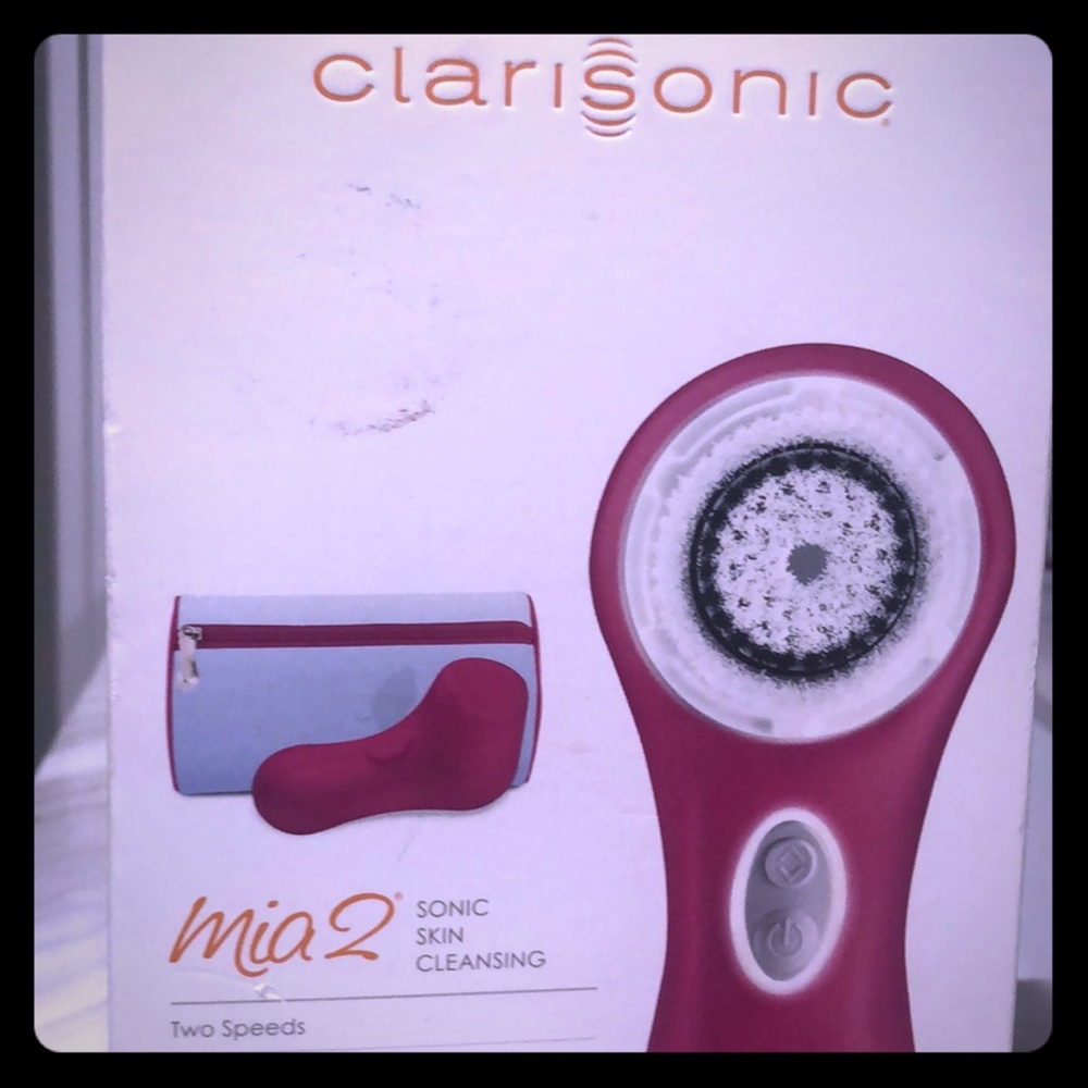 Clarisonic cleansing brush with travel bag